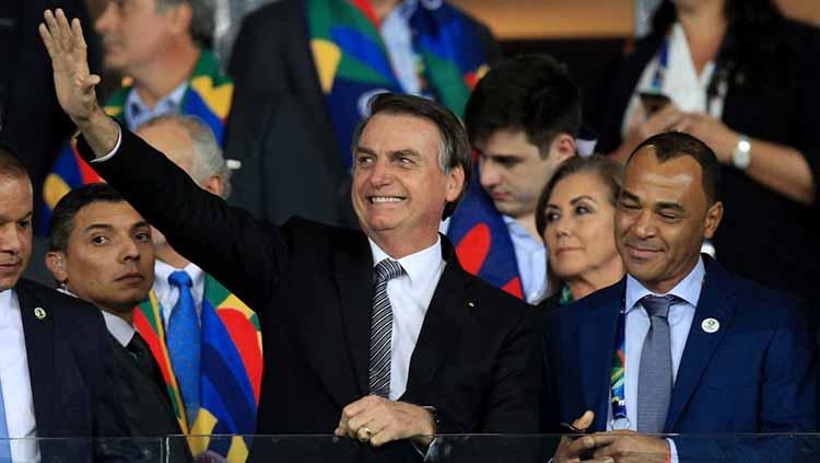 Presiden Brasil, Jair Bolsonaro ikut menyaksikan kemenangan negaranya asal Argentina pada laga semifinal Copa America di Mineirao Stadium, Rabu (03/07/19). Buda Mendes/Getty Images
