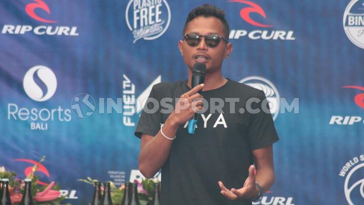 Peselancar andalan Indonesia, Mega Semadhi saat opening ceremony Rip Curl Cup Padang Padang 2019 - INDOSPORT