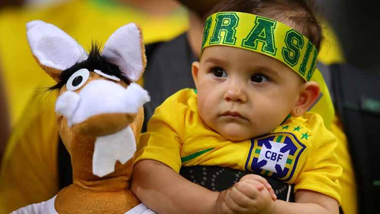 Lucu dan menggemaskan! Seorang anak menyaksikan laga semifinal Copa America di gendongan bapaknya. Chris Brunskill/Fantasista/Getty Images