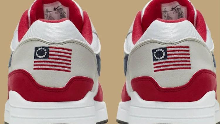 Sepatu Nike yang menjadi kontroversi karena memuat gambar bendera Amerika Serikat yang lama.
