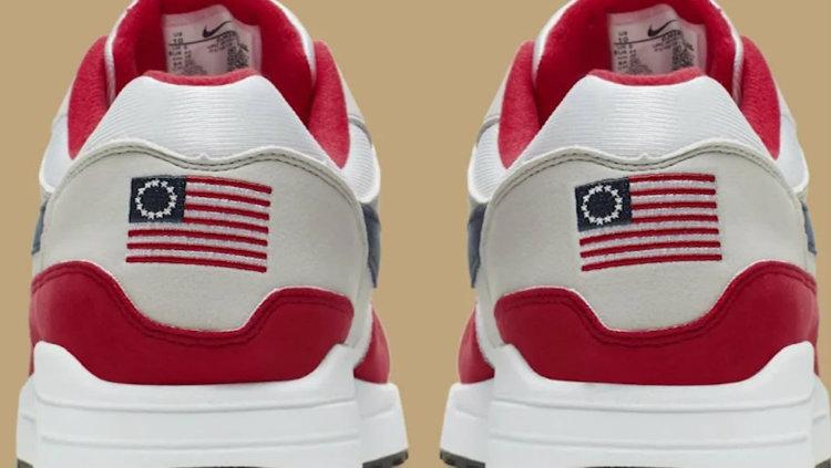 Sepatu Nike yang menjadi kontroversi karena memuat gambar bendera Amerika Serikat yang lama. - INDOSPORT