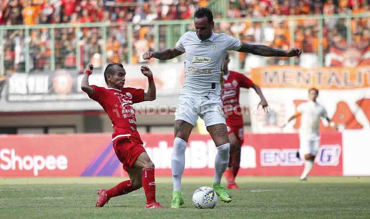 Riko Simanjuntak berusaha merebut bola dari pemain PSS Sleman di Liga 1 pekan ke-6. Copyright: Herry Ibrahim/INDOSPORT