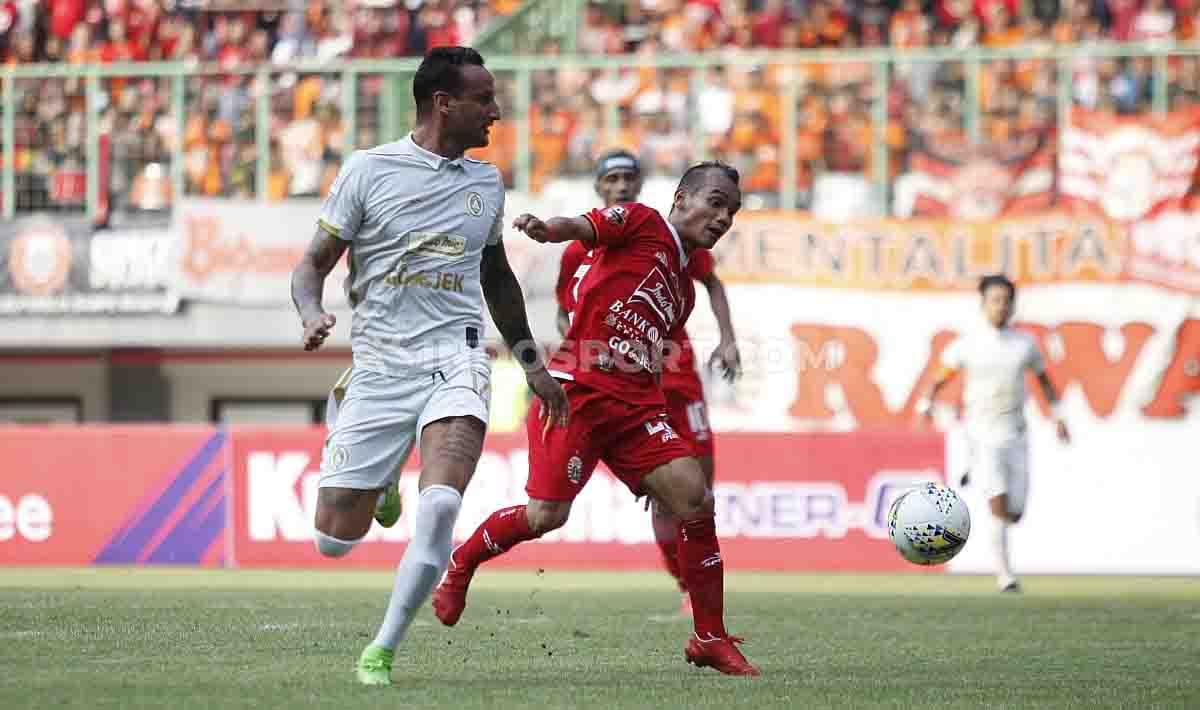 Riko Simanjuntak mengontrol bola dari pemain PSS Sleman di Stadion Patriot, Bekasi.