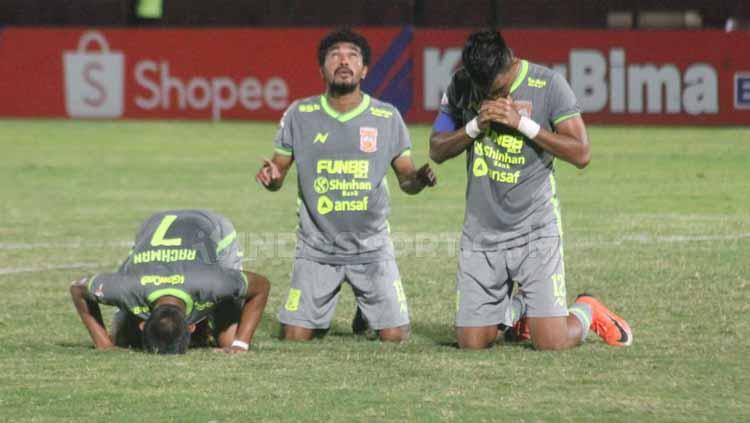 Sujud syukur para pemain Borneo FC usai mencetak gol ke gawang Kalteng Putra FC. Copyright: Ronald Seger Prabowo/INDOSPORT