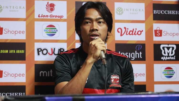 Andik Rendika Rama, eks Persija Jakarta yang kini membela Madura United turut merasakan perubahan akibat mewabahnya virus corona di Indonesia.