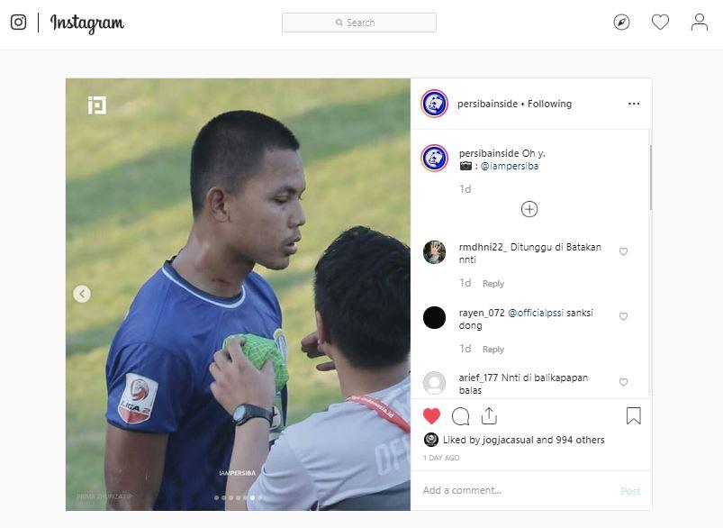 Pemain Persewar Waropen, Victor Pae, tertangkap kamera melakukan injakan pada bek Persiba Balikpapan, Imam Mahmudi. Copyright: instagram.com/persibainside