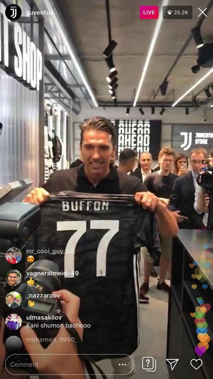 Ginluigi Buffon memamerkan nomor punggungnya Copyright: InstaStory Juventus