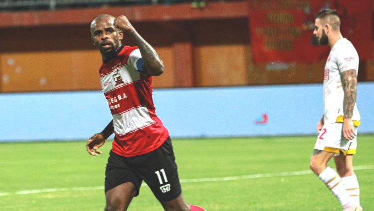 Greg Nwokolo selebrasi pada laga Madura United vs PSM Makassar di Liga 1 2019, Kamis (04/07/19).