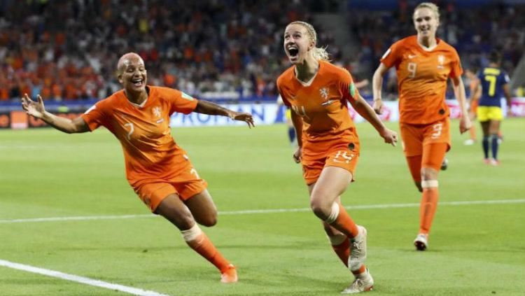 Pemain Timnas Wanita Belanda Jackie Groenen (tengah). Copyright: Associated Press