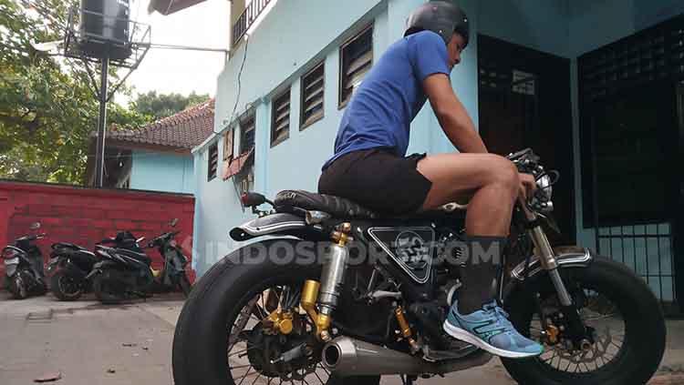 Wawan Hendrawan saat menunggangi motor Scorpio 225 miliknya di depan Lapangan Samudra, Legian, Kuta, Badung, Kamis (4/7/2019). Foto : Nofik Lukman Hakim Copyright: Nofik Lukman Hakim/INDOSPORT