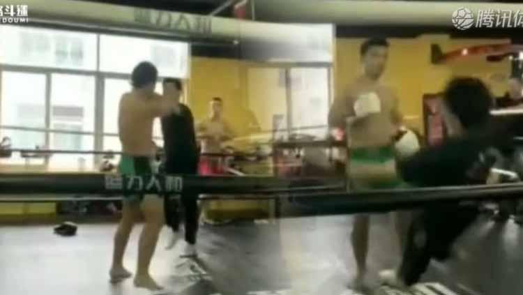 Sebuah aksi tidak sportif terjadi dalam pertarungan MMA amatir yang berlangsung di Shenzhen, China yang dilakukan oleh seorang ahli bela diri kung fu. - INDOSPORT