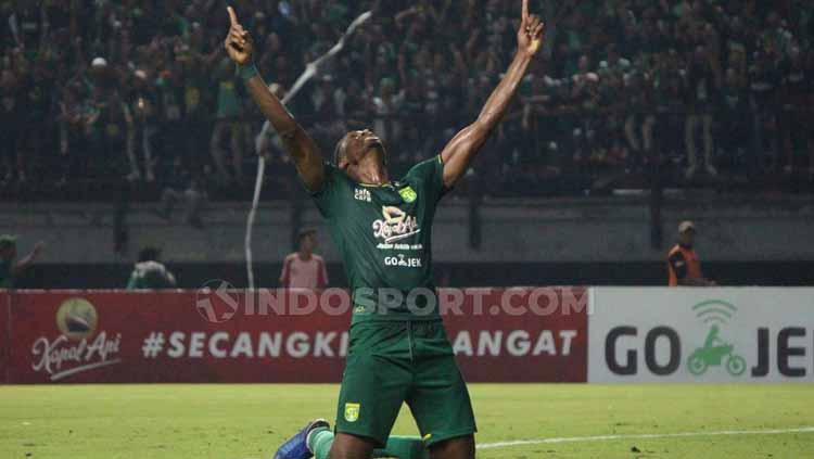 Aksi selebrasi Amido Balde melakukan selebrasi usai cetak gol ke gawang Persib Bandung. Copyright: Fitra Herdian/INDOSPORT