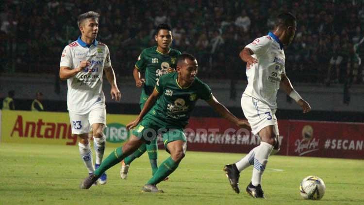 Irfan Jaya berusaha mengejar bola dari pemain Persib Bandung. Copyright: Fitra Herdian/INDOSPORT
