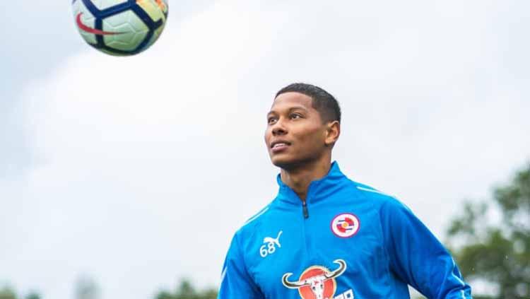 Setelah sempat menjadi teka-teki di bursa transfer, pemain keturunan Indonesia Darren Sidoel akhinya resmi bergabung ke klub Liga Spanyol, Cordoba FC.