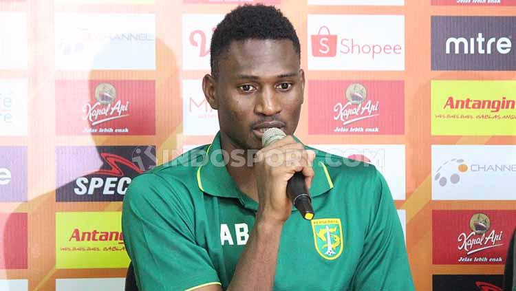 Amido Balde saat konfrensi pers usai pertandingan Persebaya vs Persib pada Jumat (5/7/19). Foto: Fitra Herdian/INDOSPORT