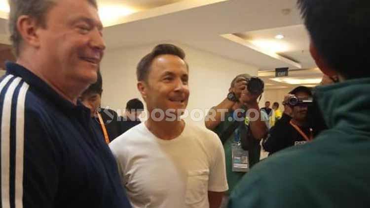 Dennis Wise saat berbincang dengan Presiden Persebaya Azrul Ananda, sebelum pertandingan lawan Persib berlangsung, Jumat (05/07/19). Foto: Fitra Herdian/INDOSPORT
