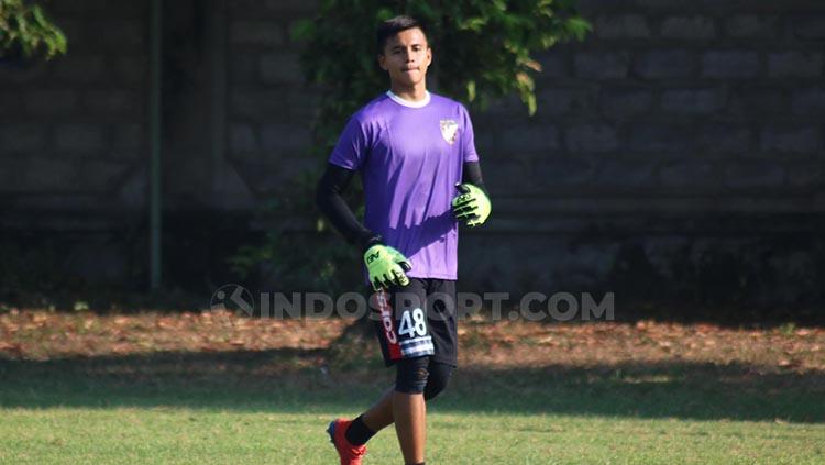 Tak banyak yang tahu jika kiper muda klub Liga 1 Bali United, Rakasurya Handika pernah jadi penyerang dadakan tim pelajar Jawa Tengah. - INDOSPORT