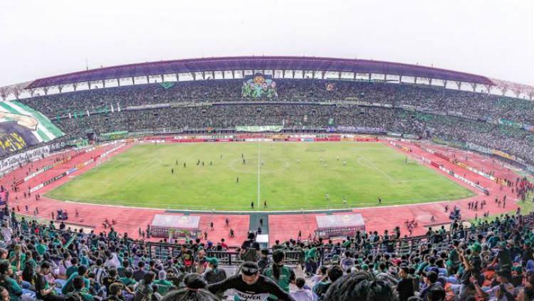 Stadion Gelora Bung Tomo yang dihadiri ribuan Bonek, untuk mendukung Persebaya bertanding di Liga 1.