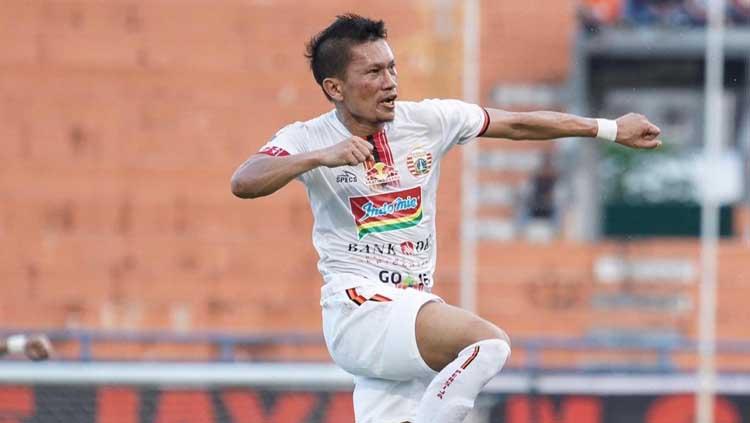 Selebrasi bek senior Persija Jakarta, Ismed Sofyan, usai mencetak gol ke gawang Borneo FC di Liga 1. - INDOSPORT