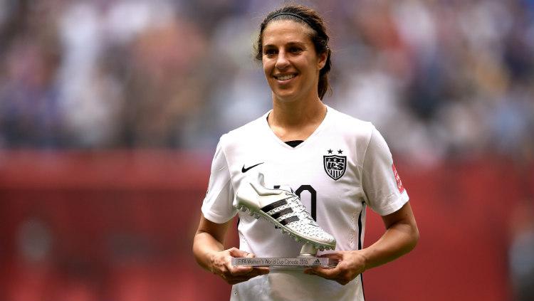Carli Lloyd, pemain Timnas Amerika Serikat saat menerima golden boot Piala Dunia Wanita 2015.