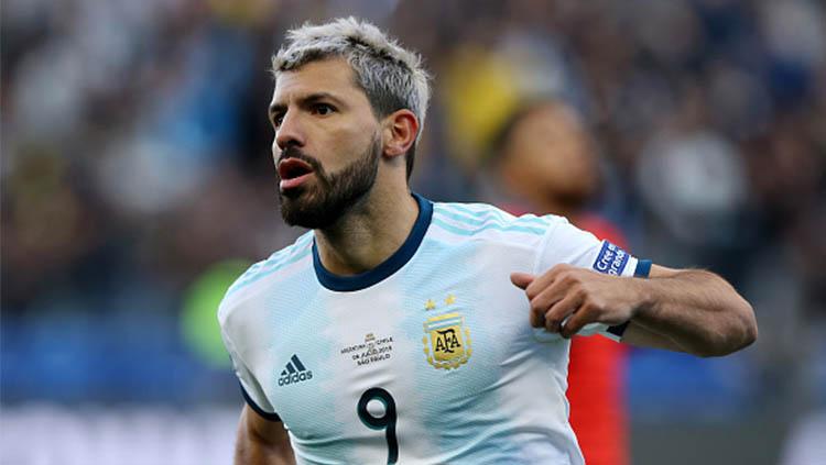 Sergio Aguero lakukan selebrasi usai mencetak gol pertama Argentina di laga melawan Chile (07/07/29) pada perebutan juara 3 Copa America 2019. - INDOSPORT