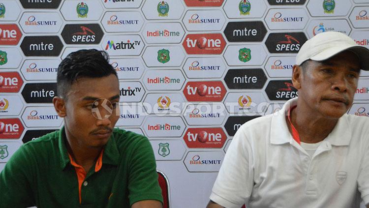 Pelatih PSMS Medan Abdul Rahman Gurning (kanan) didampingi pemainnya Bayu Tri Sanjaya (kiri) dalam temu pers usai pertandingan.