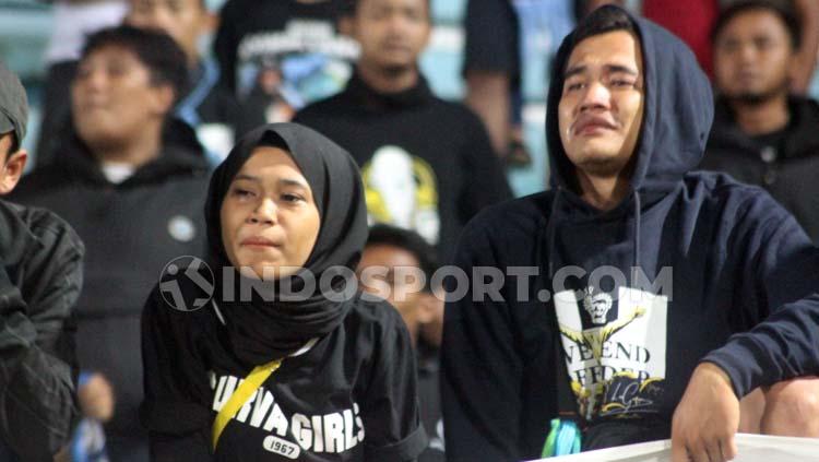 Tangisan dari Fans Persela Lamongan. Copyright: Ronald Seger Prabowo/INDOSPORT