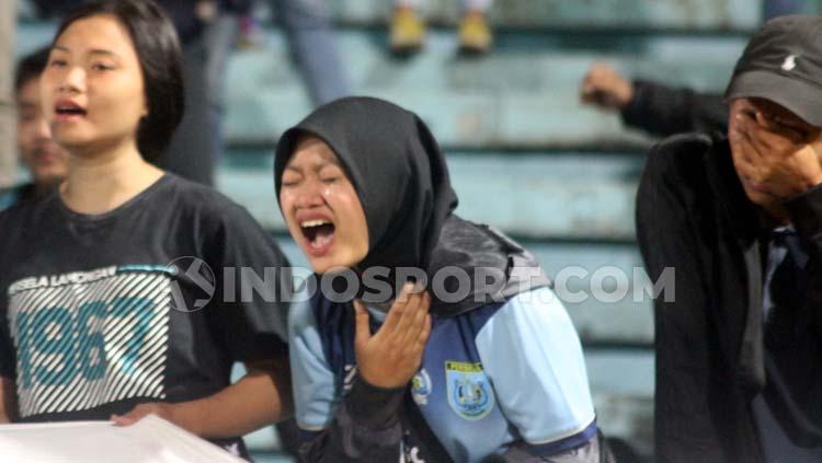 Tangisan dari Fans Persela Lamongan. Copyright: Ronald Seger Prabowo/INDOSPORT