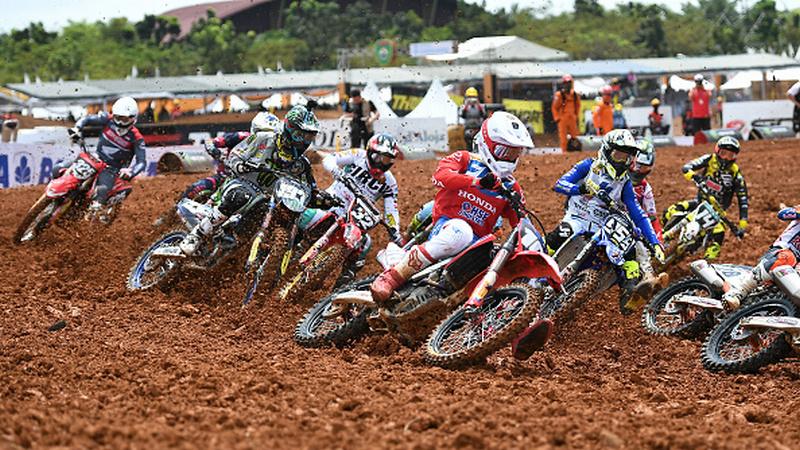 Aksi para pembalap saat di MXGP Palembang 2019 hari kedua - INDOSPORT