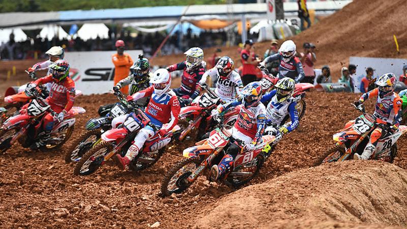 Aksi para pembalap saat di MXGP Palembang 2019