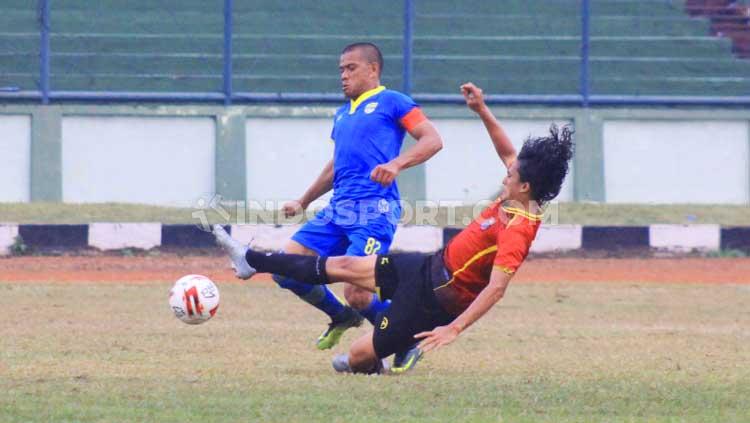 Striker Blitar Bandung United, Tantan dijegal pemain Persibat Batang pada pertandingan Liga 2 2019 di Stadion Siliwangi, Kota Bandung, Minggu (07/07/2019). Copyright: Arif Rahman/INDOSPORT