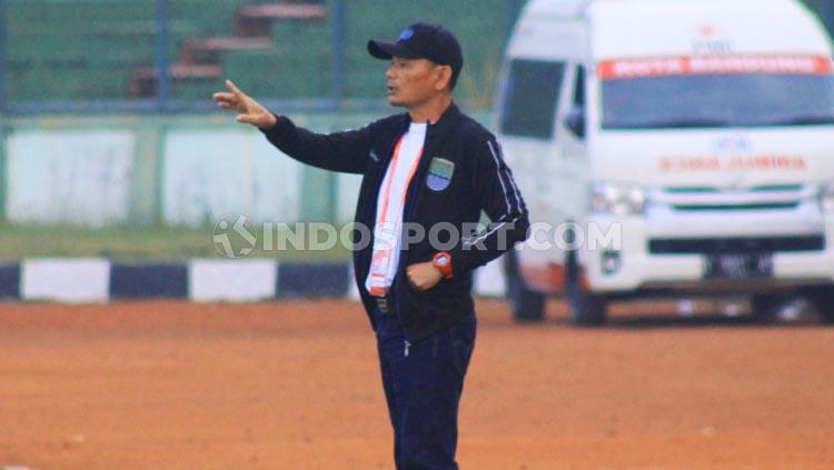 Pelatih Blitar Bandung United, Liestiadi, dalam pertandingan Liga 2 2019 di Stadion Siliwangi, Kota Bandung, Minggu (7/7/19).
