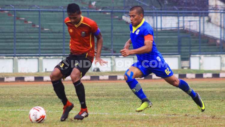 Striker Blitar Bandung United, Tantan mencoba mengejar bola saat pertandingan Liga 2 2019 menghadapi Persibat Batang di Stadion Siliwangi, Kota Bandung, Minggu (07/07/2019). Copyright: Arif Rahman/INDOSPORT