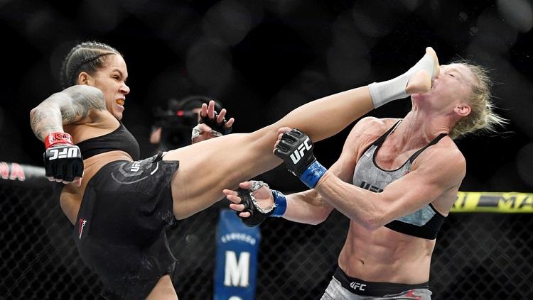 Petarung Mixed Martial Arts (MMA) wanita, Amanda Nunes berhasil membuat lawannya, Holly Holm Knock Out (KO) dengan satu tendangan head kick. - INDOSPORT