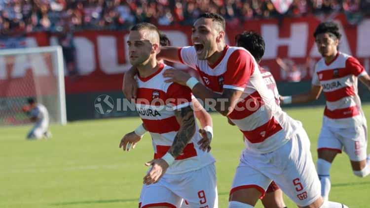 Aleksandar Rakic (kiri) berselebrasi usai mencetak gol ke gawang PSM Makassar, (Minggu, 07/07/2019) (Ian Setiawan/INDOSPORT) Copyright: Ian Setiawan/INDOSPORT