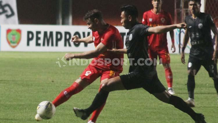 Diogo Campos (kiri) mencoba merebut bola, dalam laga pekan ketujuh Liga 1 2019 (Minggu 07/07/2019) (Ronald Seger Prabowo/INDOSPORT). Copyright: Ronald Seger Prabowo/INDOSPORT