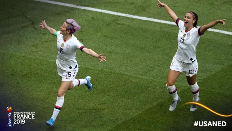 Rapinoe (kiri) merayakan gol ke gawang Belanda di final Piala Dunia Wanita, Minggu (07/07/19) WIB.
