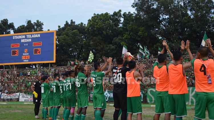 Para pemain PSMS Medan melakukan selebrasi dihadapan suporter usai taklukkan Perserang Serang, Sabtu (6/7/2019) kemarin.