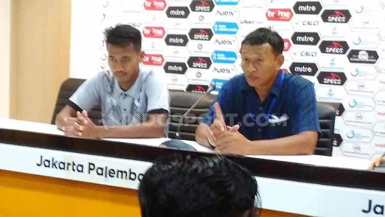 Pelatih PSCS Cilacap, Djoko Susilo (kanan), dalam jumpa pers usai laga Liga 2 2019.