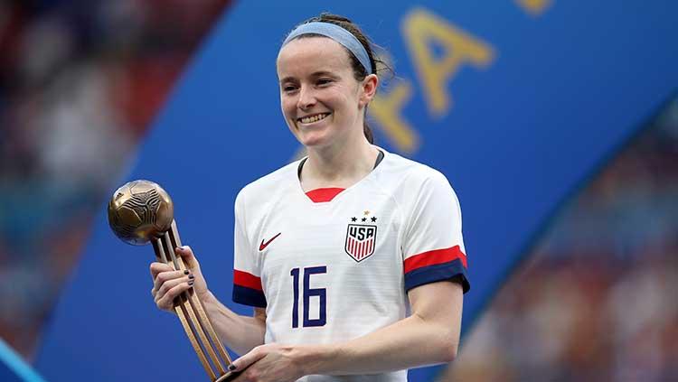 Rose Lavelle dari Timnas Amerika Serikat semringah usai menerima trofi Bronze Ball sebagai pemain terbaik ketiga turnamen Piala Dunia Wanita 2019 (07/07/19). Marc Atkins / Getty Images