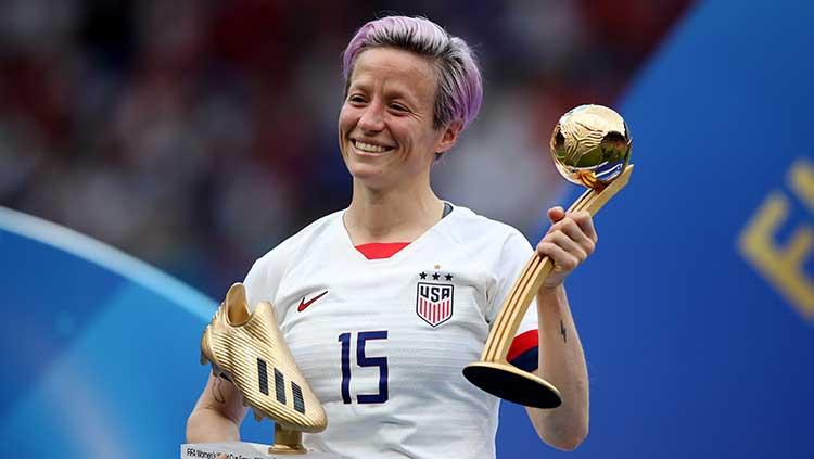 Megan Rapinoe berpose dengan sepatu bola emasn dan penghargaan yang baru diraih di Piala Dunia Wanita 2019 (07/07/19). Marc Atkins / Getty Images