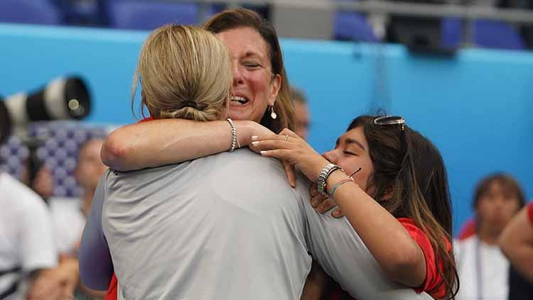 Pelatih Amerika Serikat Jill Ellis memeluk anggota keluarganya usai memenangkan laga sebagai juara Piala Dunia Wanita 2019 (07/07/19). Daniela Porcelli/Getty Images