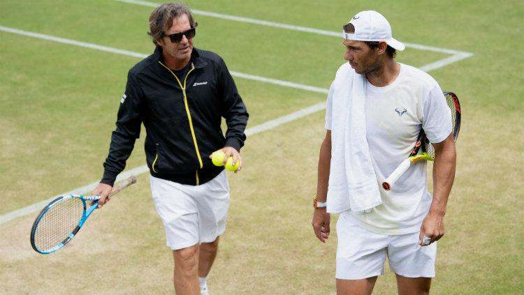 Rafael Nadal berbicara kepada sang pelatih, Francisco Roig, di ajang Wimbledon 2019.