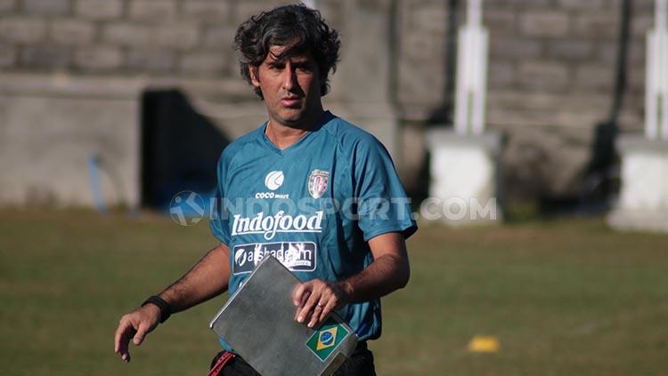 Pelatih Bali United, Stefano Cugurra, memimpin latihan tim menjelang kick-off Liga 1 2020. - INDOSPORT