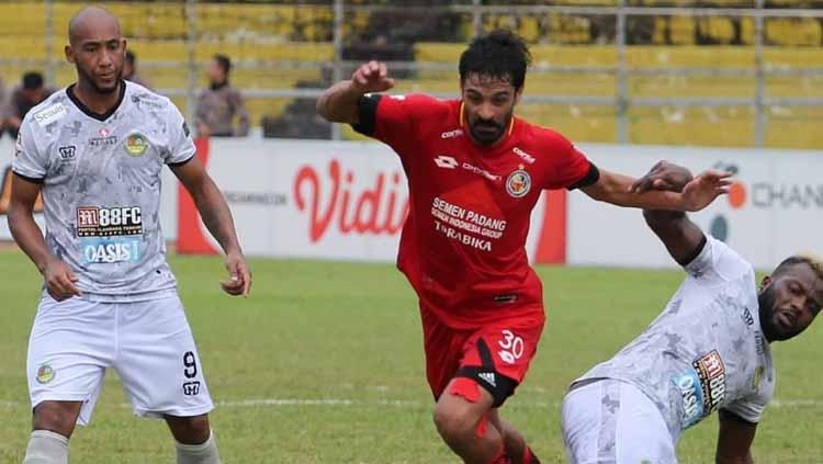 Jose Sardon (tengah), bersama Mario Barcia, kabarnya akan dilepas Semen Padang.