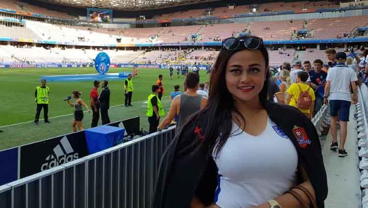 Presiden Persijap Jepara, Esti Puji Lestari, saat menyaksikan laga final Piala Dunia Wanita 2019 di Lyon, Prancis.