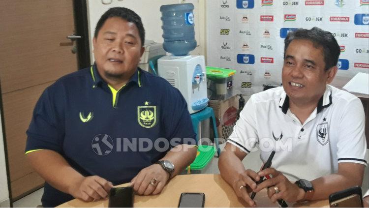 General Manager Wahyu Winarto (biru) di Kantor PSIS. Copyright: Alvin Syaptia Pratama/INDOSPORT