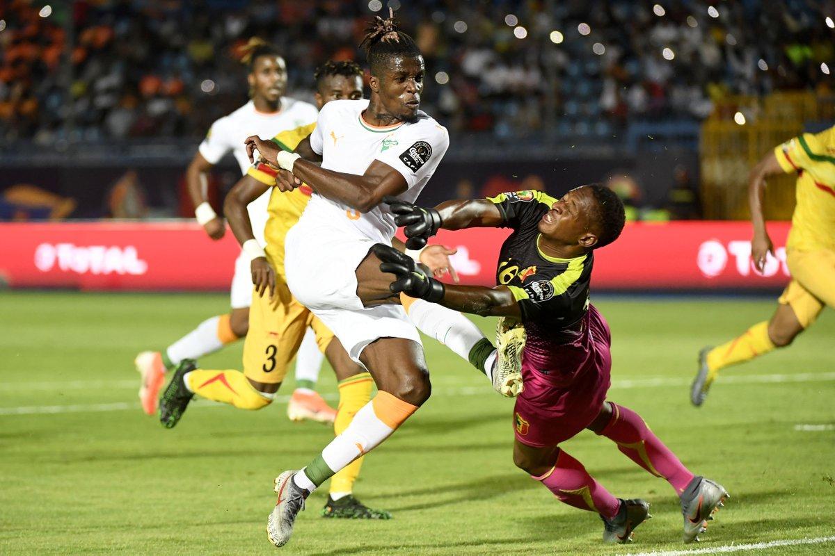 Wilfried Zaha mencetak gol ke gawang Mali pada 16 besar Piala Afrika 2019, Selasa (09/07/19) Copyright: Gettty Images/Khaled Desouki