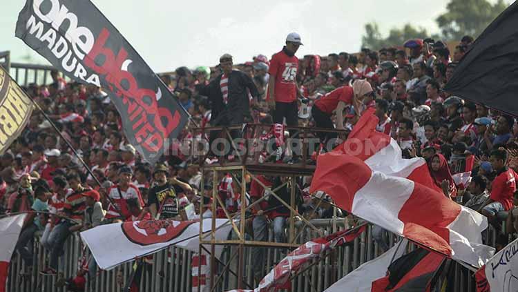 Aksi suporter Madura United di tribun. Foto: Ian Setiawan/INDOSPORT Copyright: Ian Setiawan/INDOSPORT