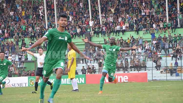 Pemain PSMS Medan Ilham Fathoni melakukan selebrasi saat cetak gol ke gawang Perserang Serang kemarin. Copyright: Aldi Aulia Anwar/INDOSPORT